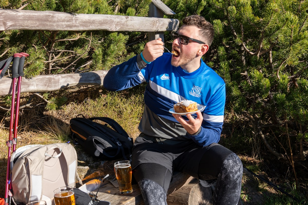 Active man with nutrition bowl